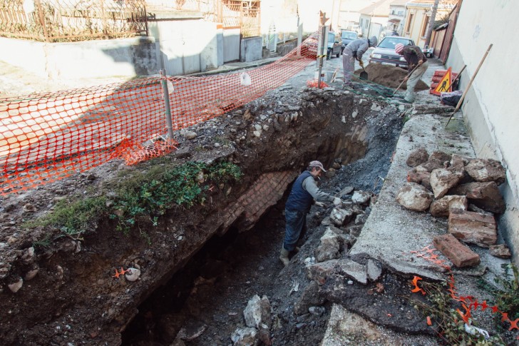 Krpljenje kolektora u Ulici kneza Jovice