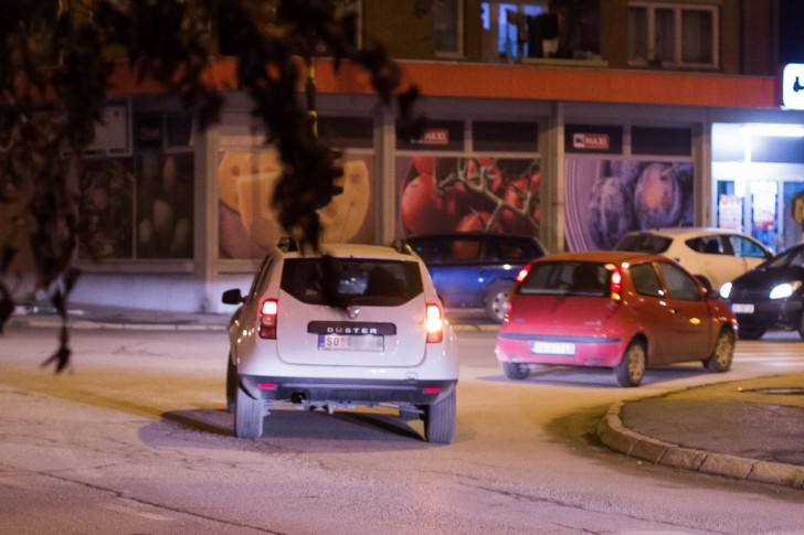 Beli džip u Mionici