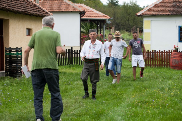 Domaćin Predrag Žarković sa unucima dočekuje Branka Vićentijevića