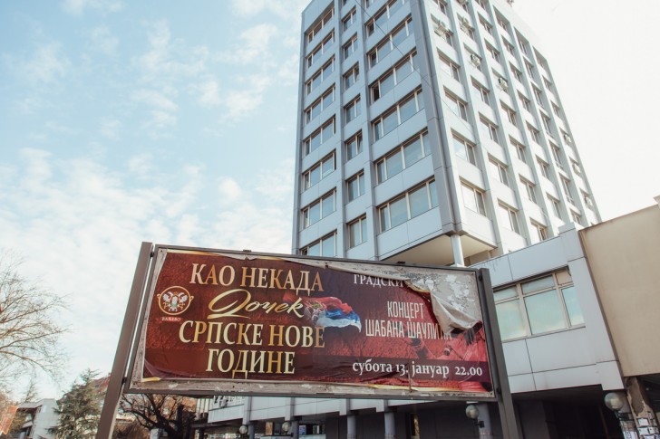 Bilbord ispred gradske kuće