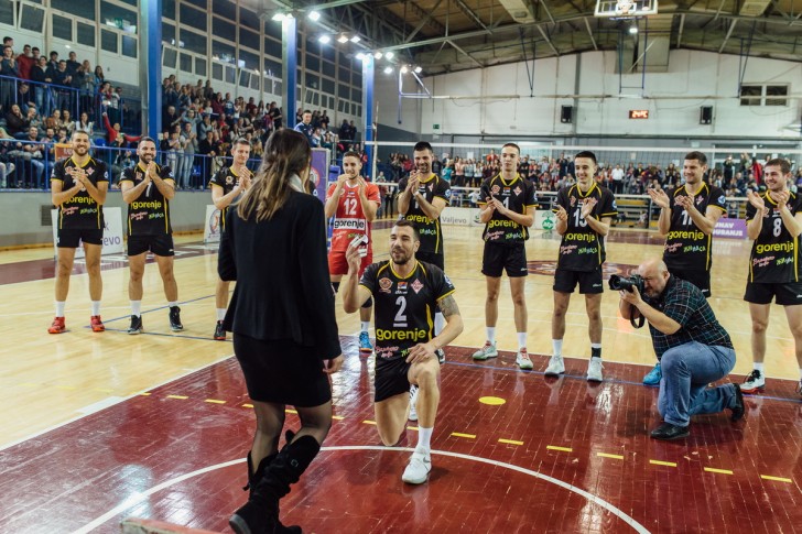 Nikola Ražnatović prosi Nikolinu Tomić