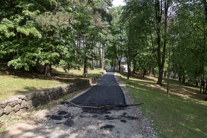 Asfaltiranje pešačkih staza na Pećini