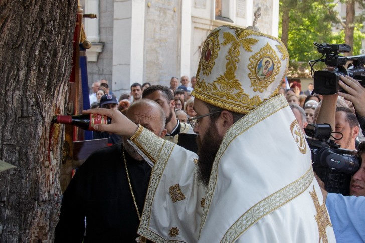 Upisan zapis u hrast koji se nalazi u porti Crkve. 