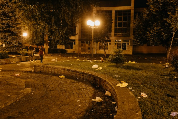 Dvorište Gimnazije nakon žurke maturanata