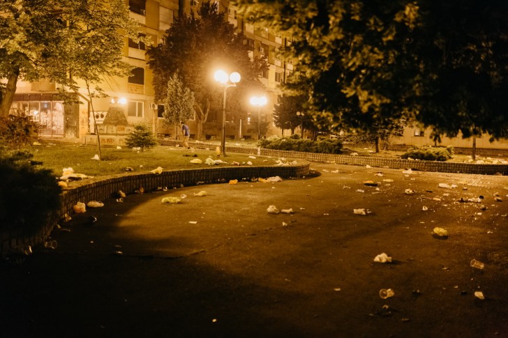 Dvorište Gimnazije nakon žurke maturanata