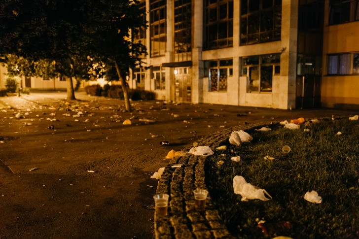 Dvorište Gimnazije nakon žurke maturanata