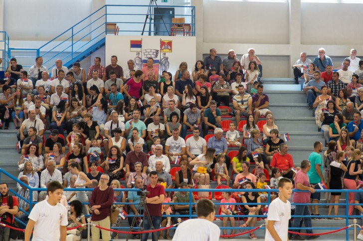 Posetioci u hali sportova u Mionici