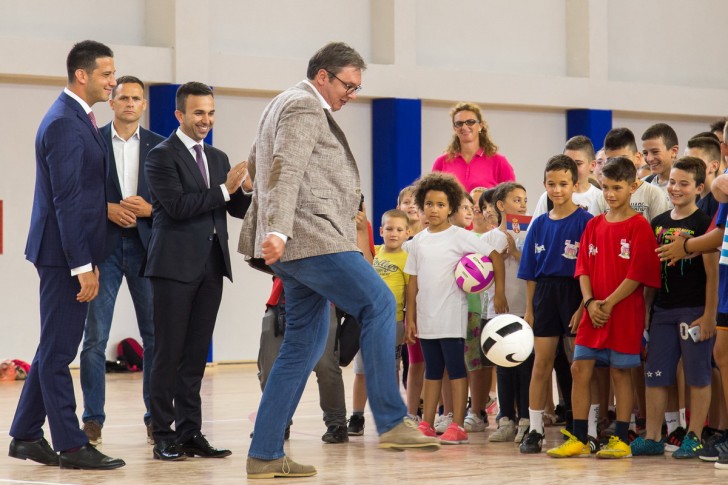 Vučić pimpla loptu