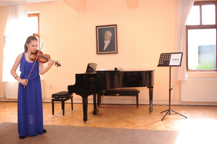Aleksandra na koncertu u ubskoj Muzičkoj školi