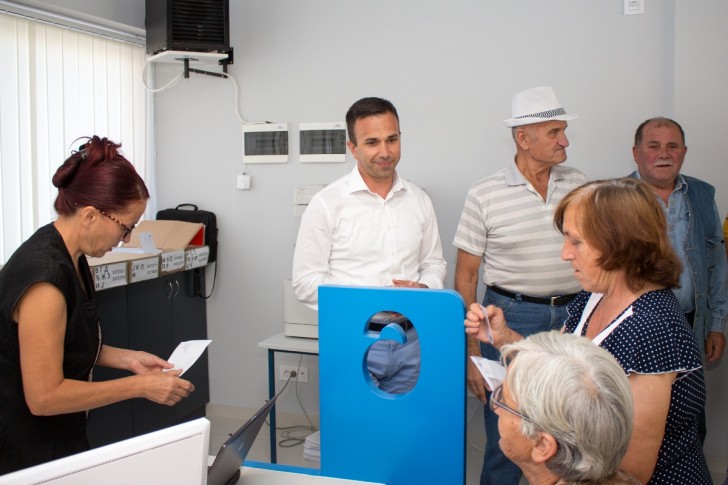 Raspodela penzionerskih kartica u Mionici 