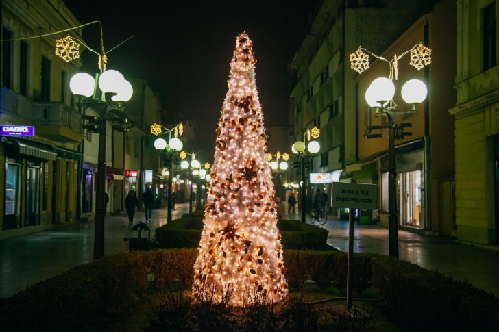 Novogodišnji ukrasi u centru grada