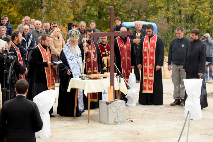 Vladika Milutin sa sveštenstvom