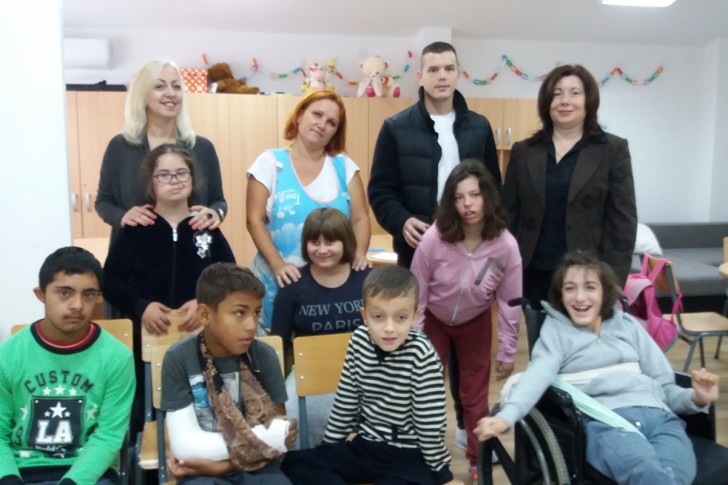Ucenici i defektolozi sa direktorkom i donatorom