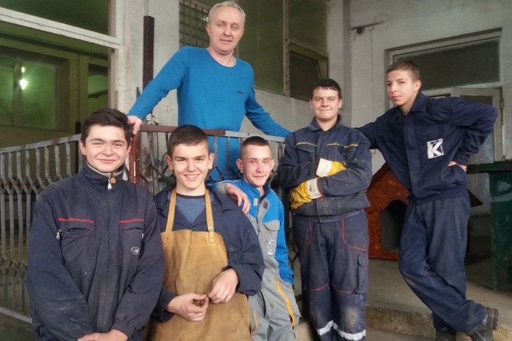 Učenici II-6 sa nastavnikom Obradovićem