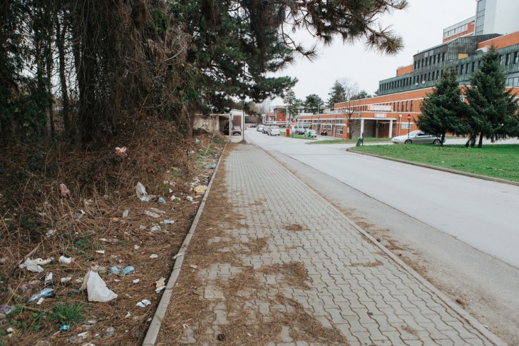 Dvorište bolnice (subota 16 časova)