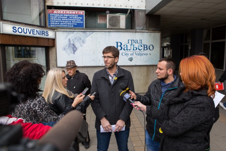 Ljubomir Radović i novinari ispred Gradske uprave