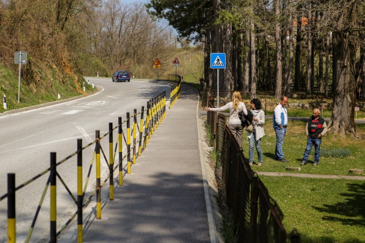 Trotoar i ograda pored škole