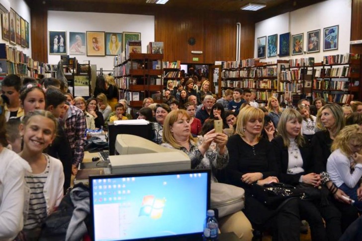 Puna biblioteka