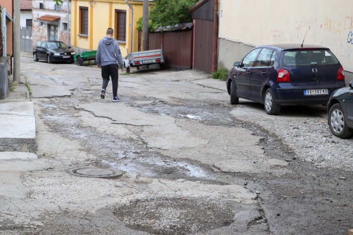 Rupe i oštećenja na Ulici kneza Jovice