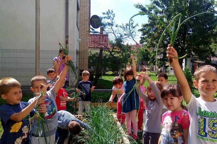 Azbuka dobrih navika deca se bave baštovanstvom