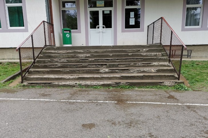 Ulaz u školu u Bogovađi pre radova