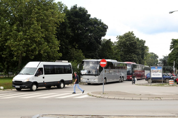 SNS autobusi na doček Makrona