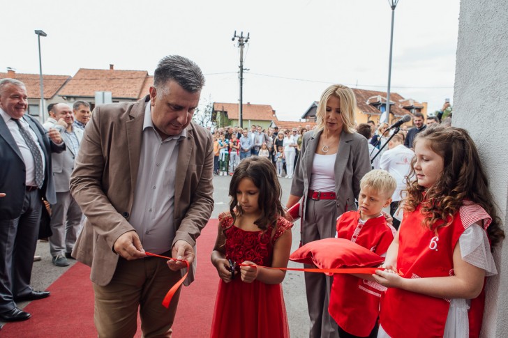 Slobodan Gvozdenović i Una Đukić presekli crvenu traku