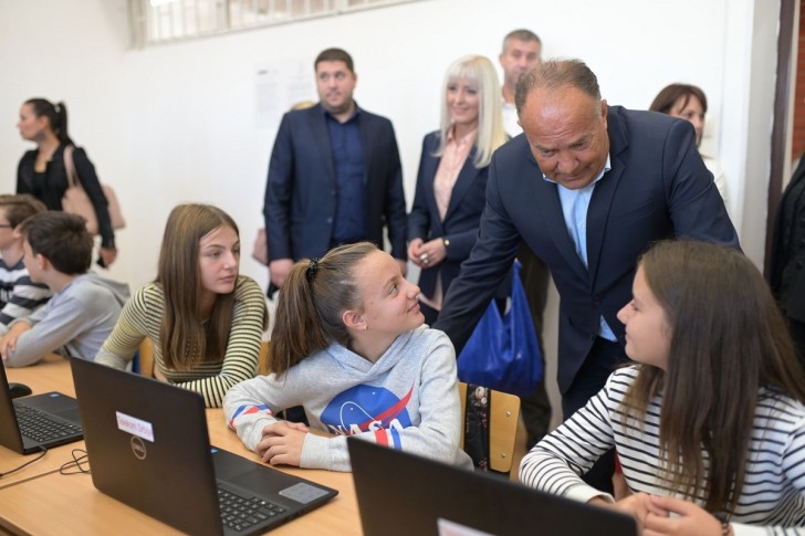 Ministar Šarčević sa učenicima