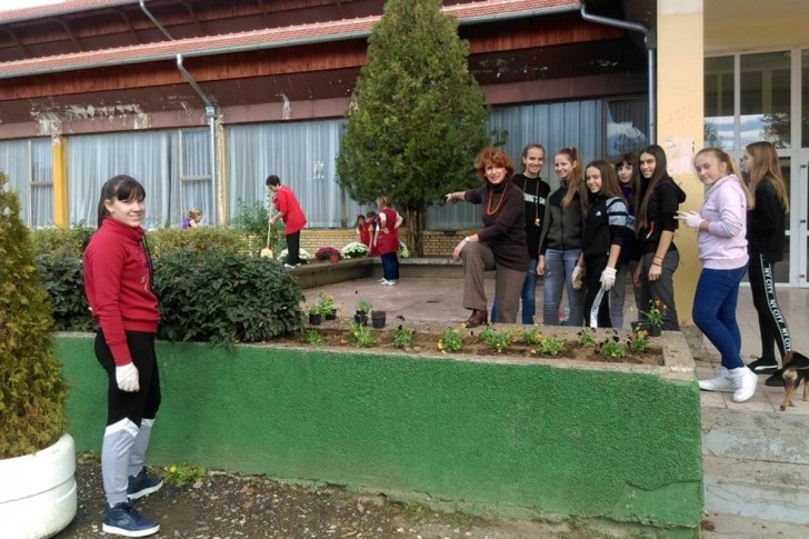 Deca i tetkice na zajedničkom poslu