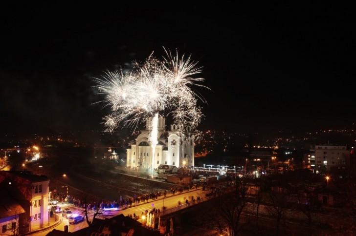 Vatromet ispred hrama Vaskrsenja Hristovog