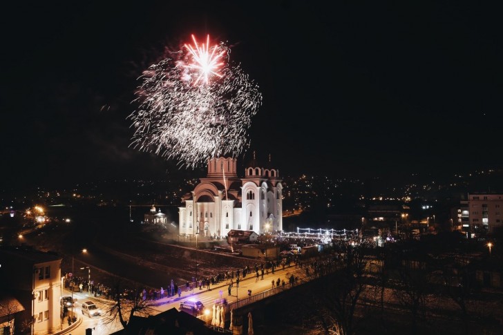 Vatromet ispred hrama Vaskrsenja Hristovog