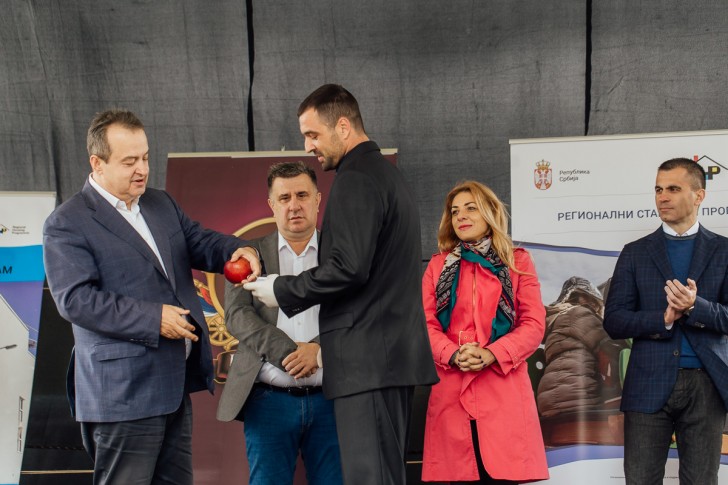 Dačić uručuje ključeve Kolajiću