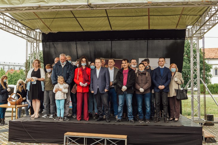 Dačić uručio ključeve za 20 izbegličkih porodica