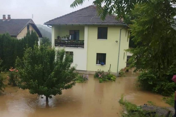 Kuđa u Pričeviću pod vodom