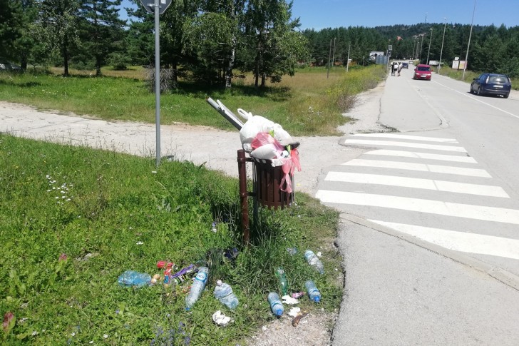 Prepune ulične korpe