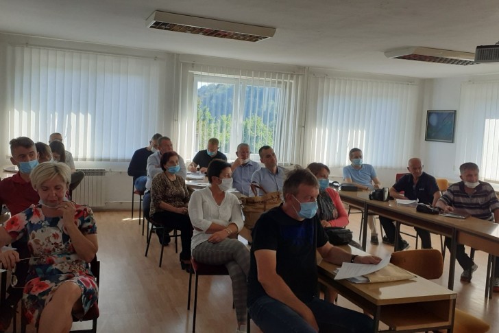 Odbornici na sednici u vreme korone