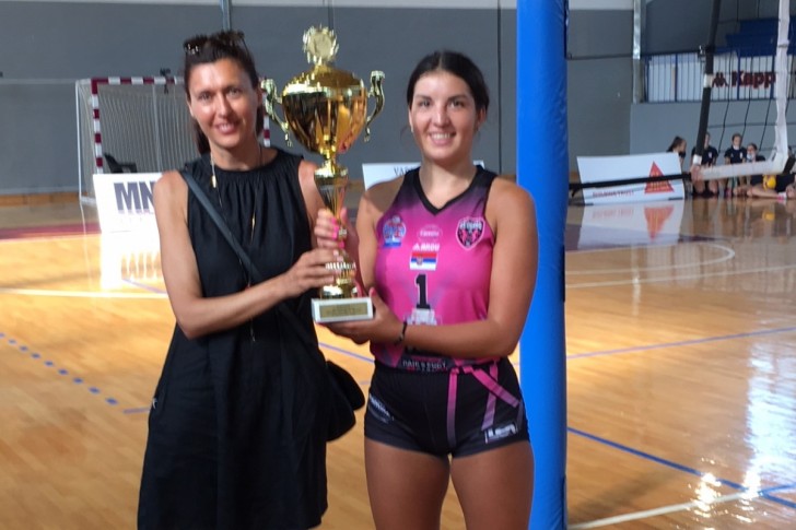 Snežana Aksentijević uručila pehar kapitenu Tamari Krpović