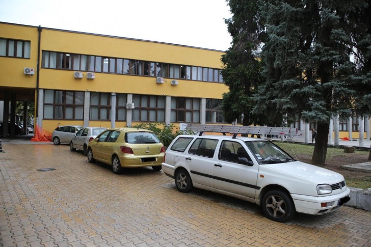 Parkirani automobili na platou Centra za kulturu