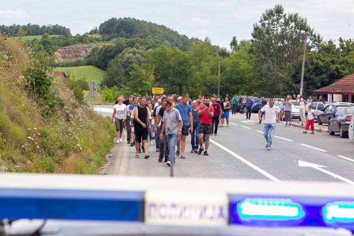 Protestna šetnja meštana osam sela