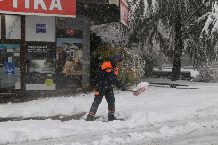 Radnici Vidraka čiste sneg