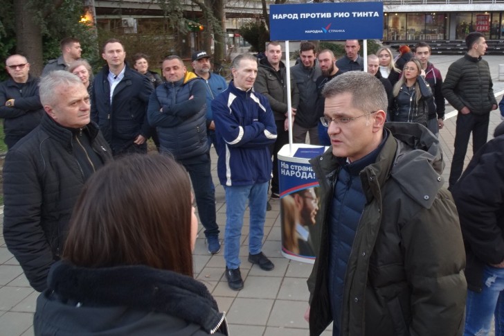 Vuk Jeremić na štandu NS u Valjevu