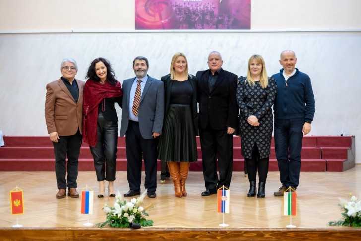 Žiri festivala i direktorka škole