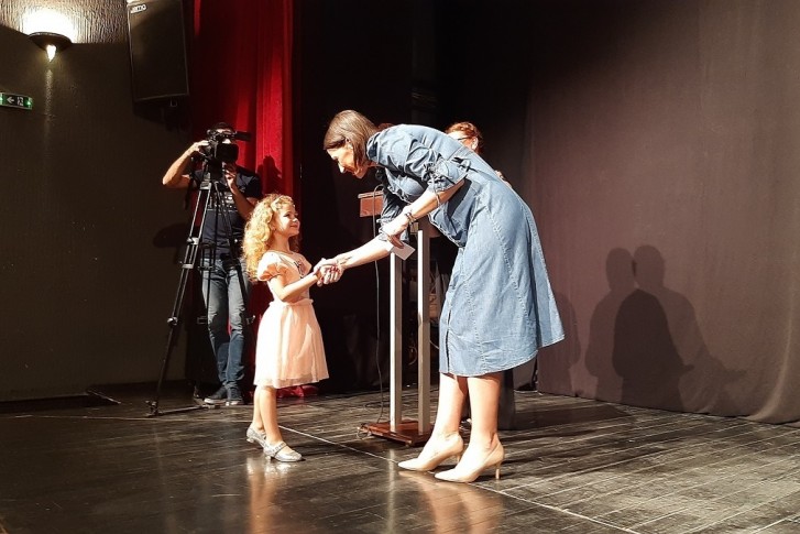 Ivana Nikolić uručuje nagradu
