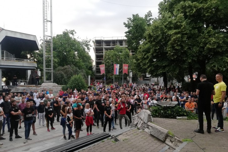 Građani okupljeni na Gradskom trgu