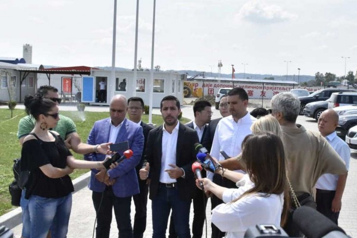 Konferencija za novinare u gradilišnm kampu