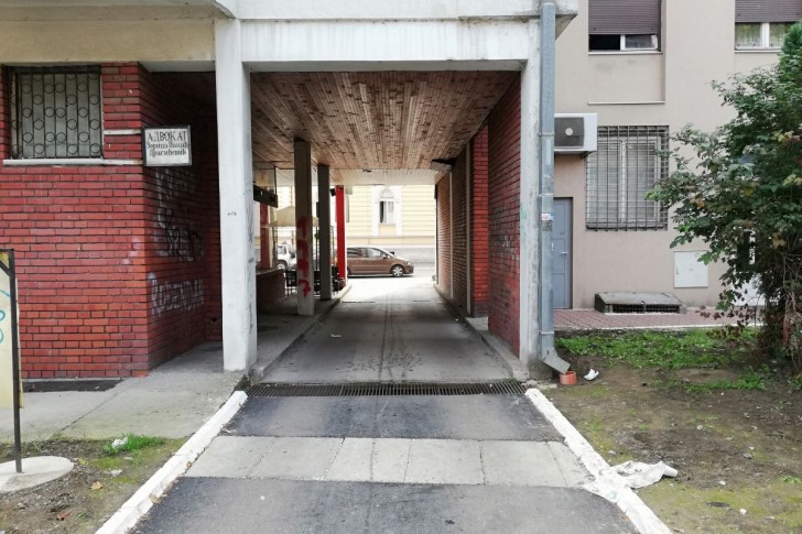 Ulaz i izlaz na parking