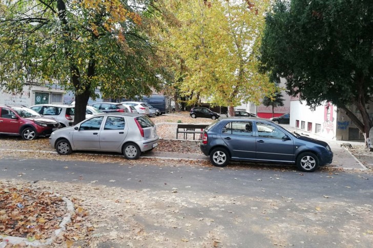 Parkiranje na trotoaru