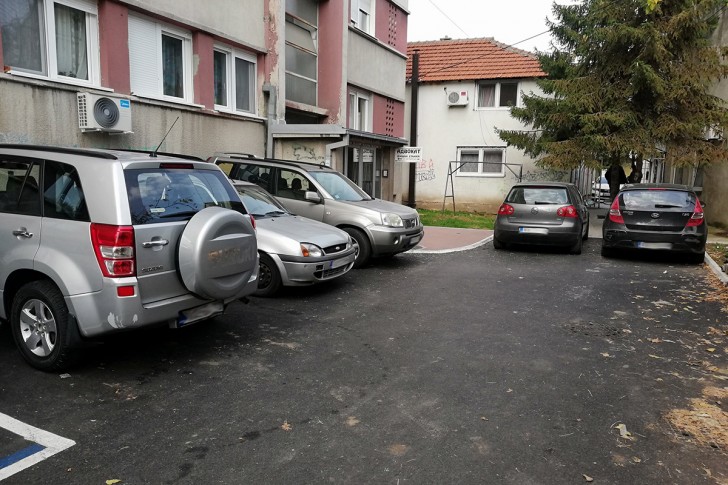 Parkiranje na ulaz u zgradu
