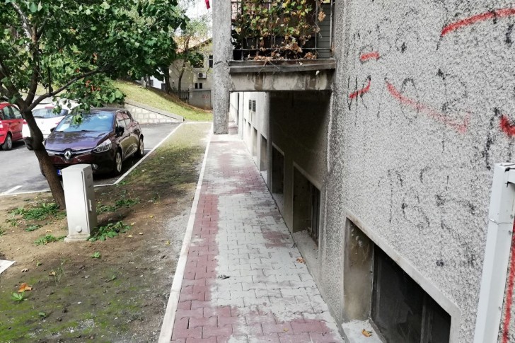Behaton staza ispod terase