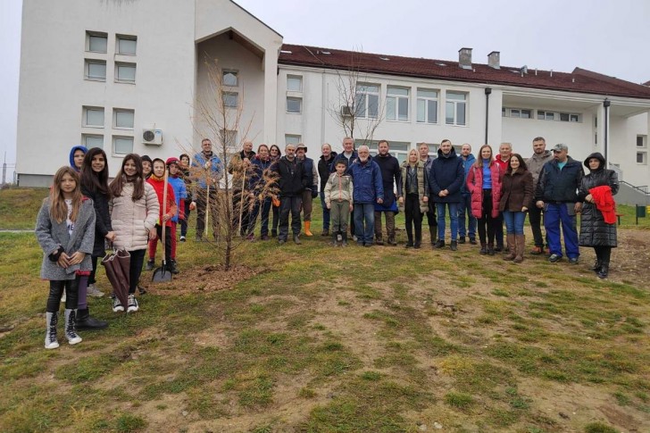 Učesnici akcije sadnje drveća